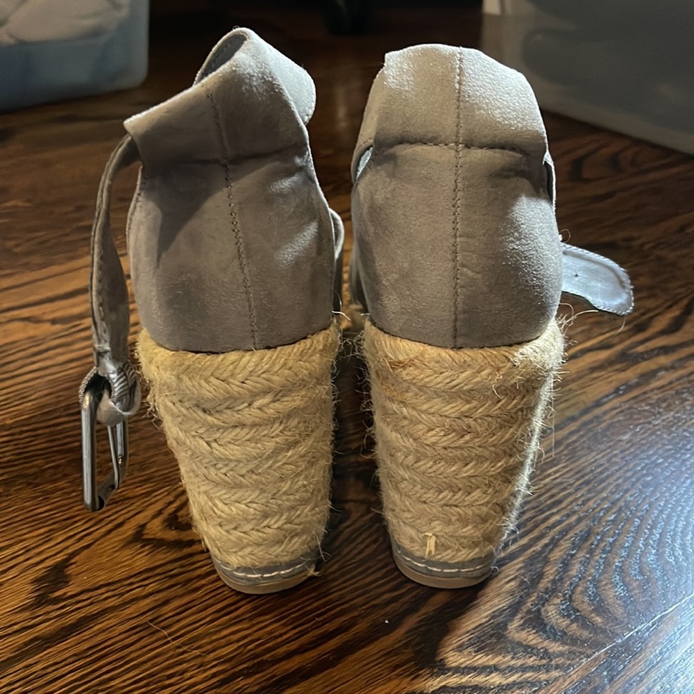 Universal Thread Grey Wedges - Picture 4 of 4